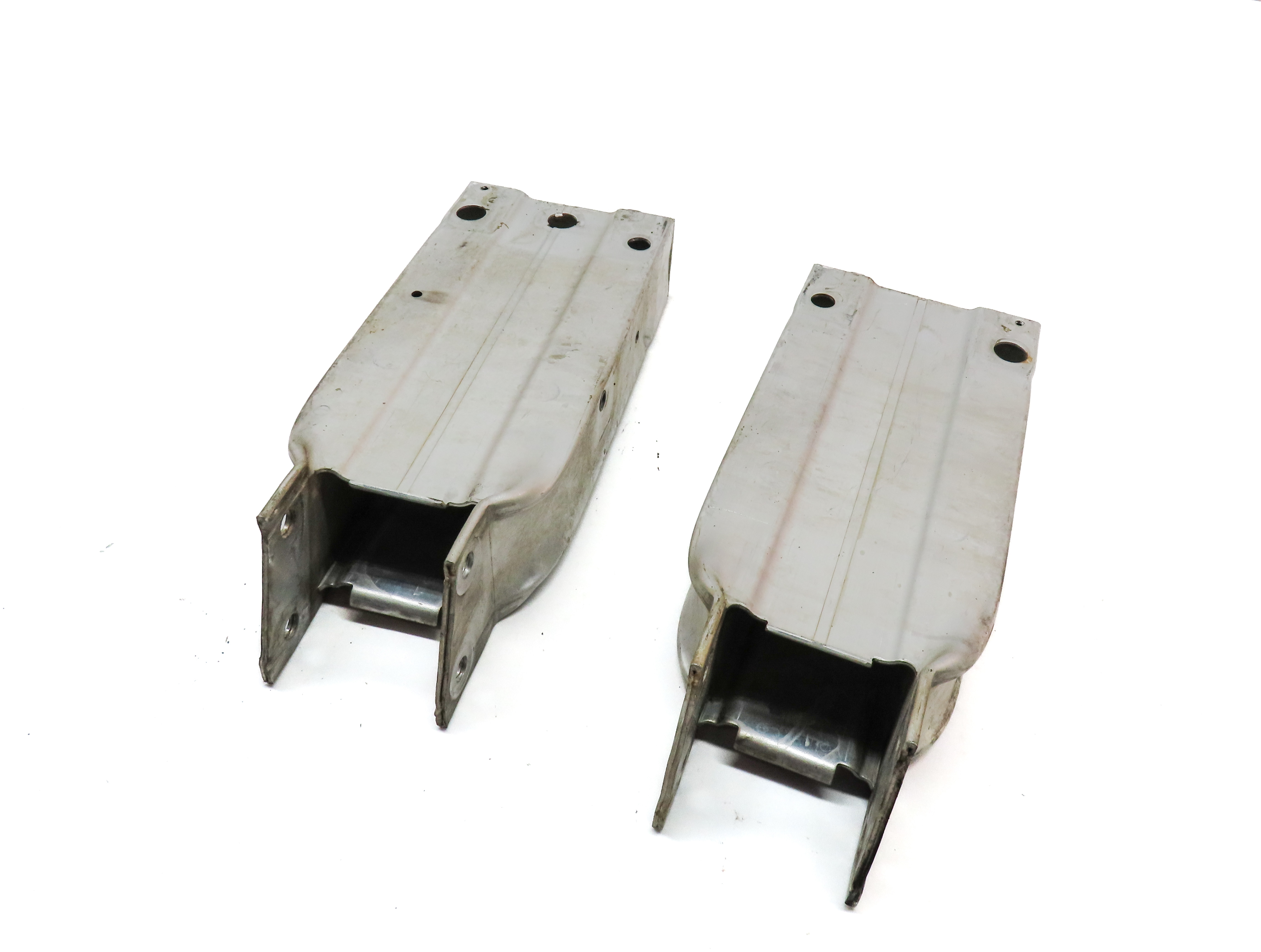 10-18 MERCEDES E300 E350 E400 E550 CLS550 FRONT LEFT/RIGHT BUMPER BRACKET SET/2 — exact item pictured